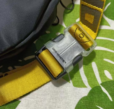 Torebka nerka na ramię Off White Torebka nerka na ramię Off White