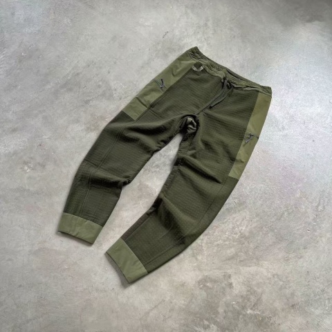 Spodnie cargo Patagonie – wodoodporne, ocieplane, z kieszeniami na zamek