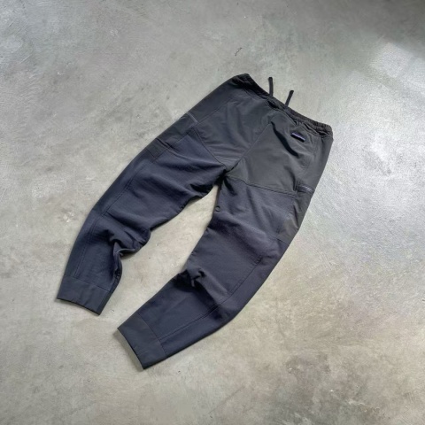 Spodnie cargo Patagonie – wodoodporne, ocieplane, z kieszeniami na zamek