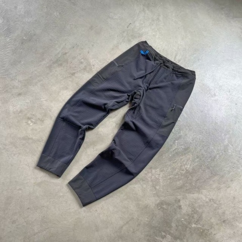 Spodnie cargo Patagonie – wodoodporne, ocieplane, z kieszeniami na zamek